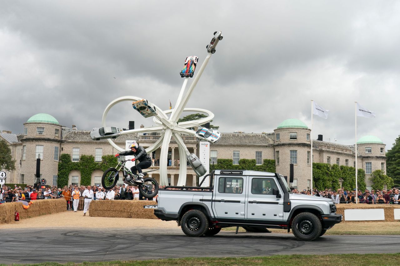 Grenadier Quartermaster e le acrobazie di Dougie Lampkin a​ Gooodwood Festival of Speed 2023