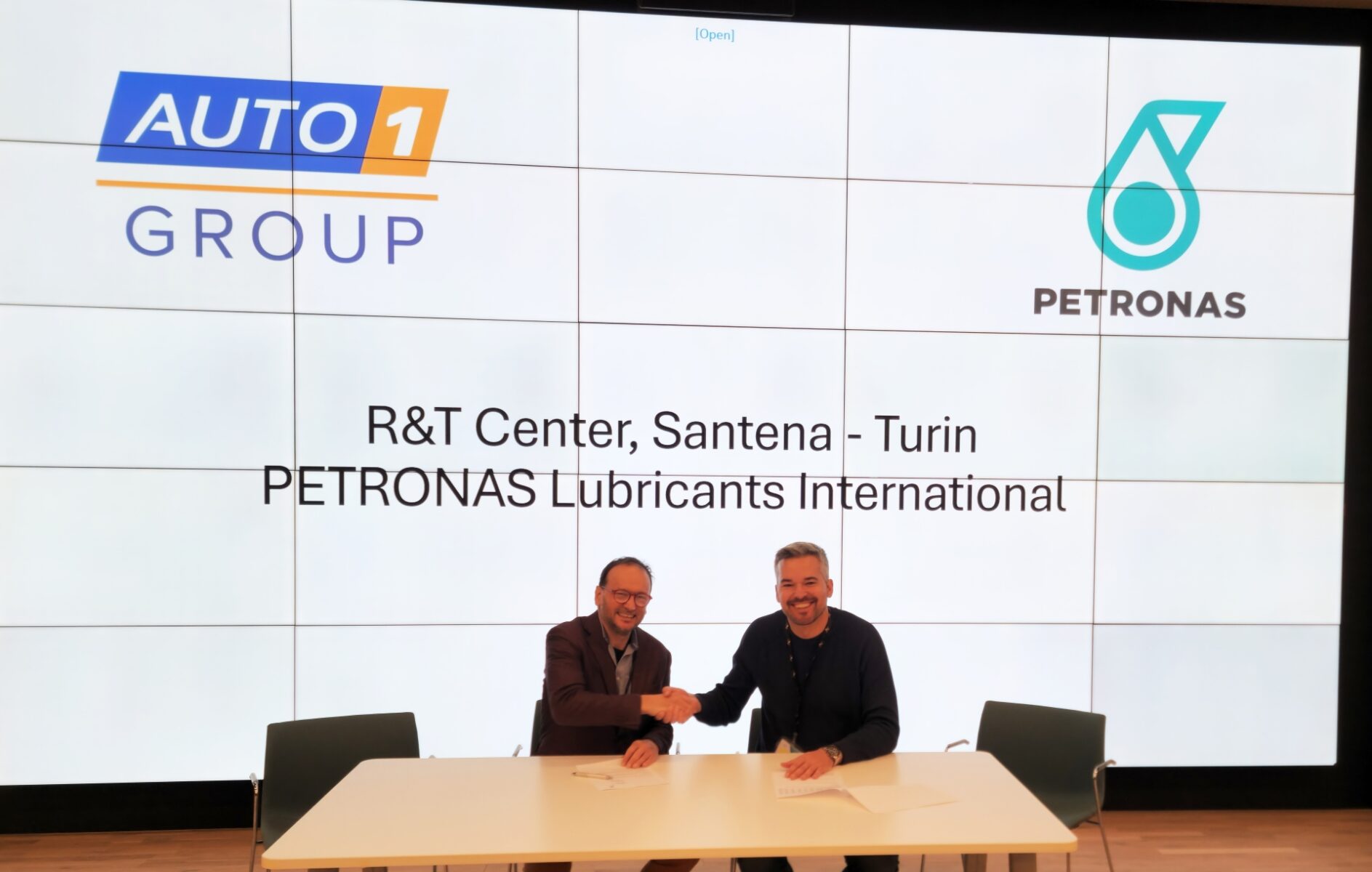 01_Giuseppe_Pedretti_PLI_PETRONAS_sx_David_Len_AUTO1Group_dx_1920