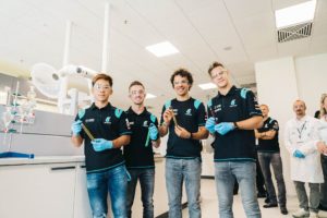 IL TEAM PETRONAS SEPANG RACING A SCUOLA DI FLUIDI DAI COLLEGHI DEL CENTRO R&T PETRONAS DI TORINO
