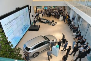 Datò Sri Syed Zainal, Vice President DOWNSTREAM Marketing PETRONAS e Chairman di PLI al Simposio PETRONAS sui Fluidi per Veicoli Elettrici
