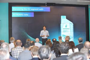 Giuseppe D’Arrigo, Managing Director e Group Chief Executive Officer PETRONAS Lubricants International apre i lavori del Simposio PETRONAS sui Fluidi per Veicoli Elettrici presso il Centro Globale di Ricerca & Tecnologia a Santena (Torino)