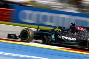 PETRONAS GRAND QUIZ e vinci l'autografo digitale certificato di Lewis Hamilton