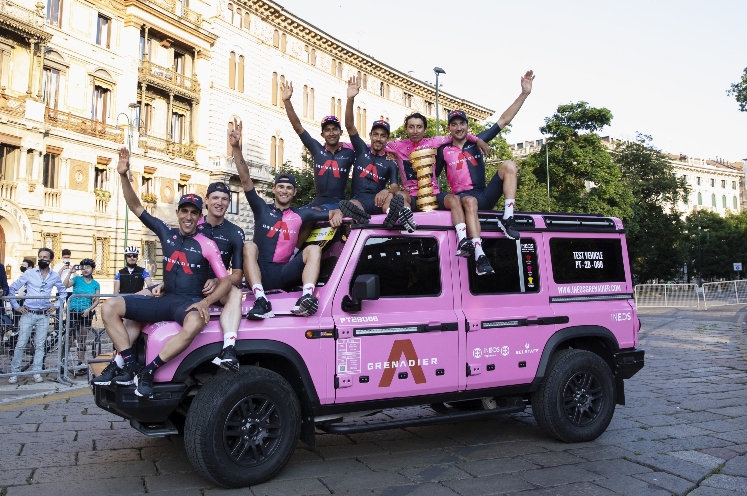 INEOS Grenadiers sulla Grenadier Rosa - vincitori Giro Italia 2021