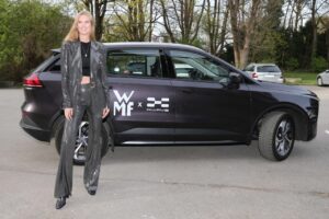 Aiways U5 e la top model Toni Garrn