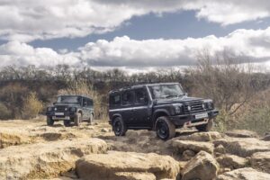 INEOS Automotive: INEOS Grenadier con telaio a longheroni Rhino Grey (a sx) e HALO Red (a dx)
